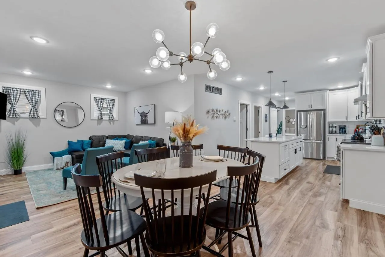 Holiday home Blue Door Bungalow | Jz Vacation Rentals Saint Louis