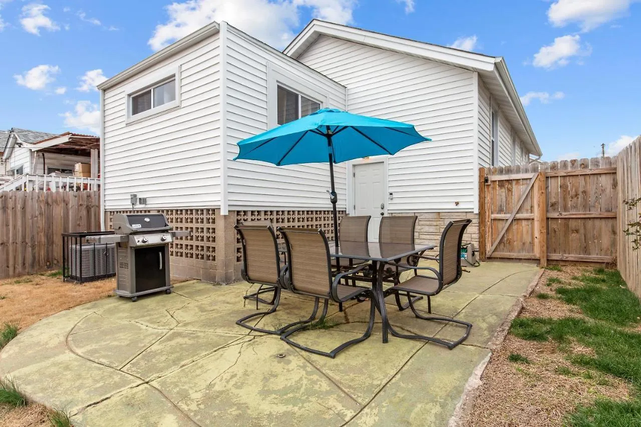 Blue Door Bungalow | Jz Vacation Rentals Saint Louis United States
