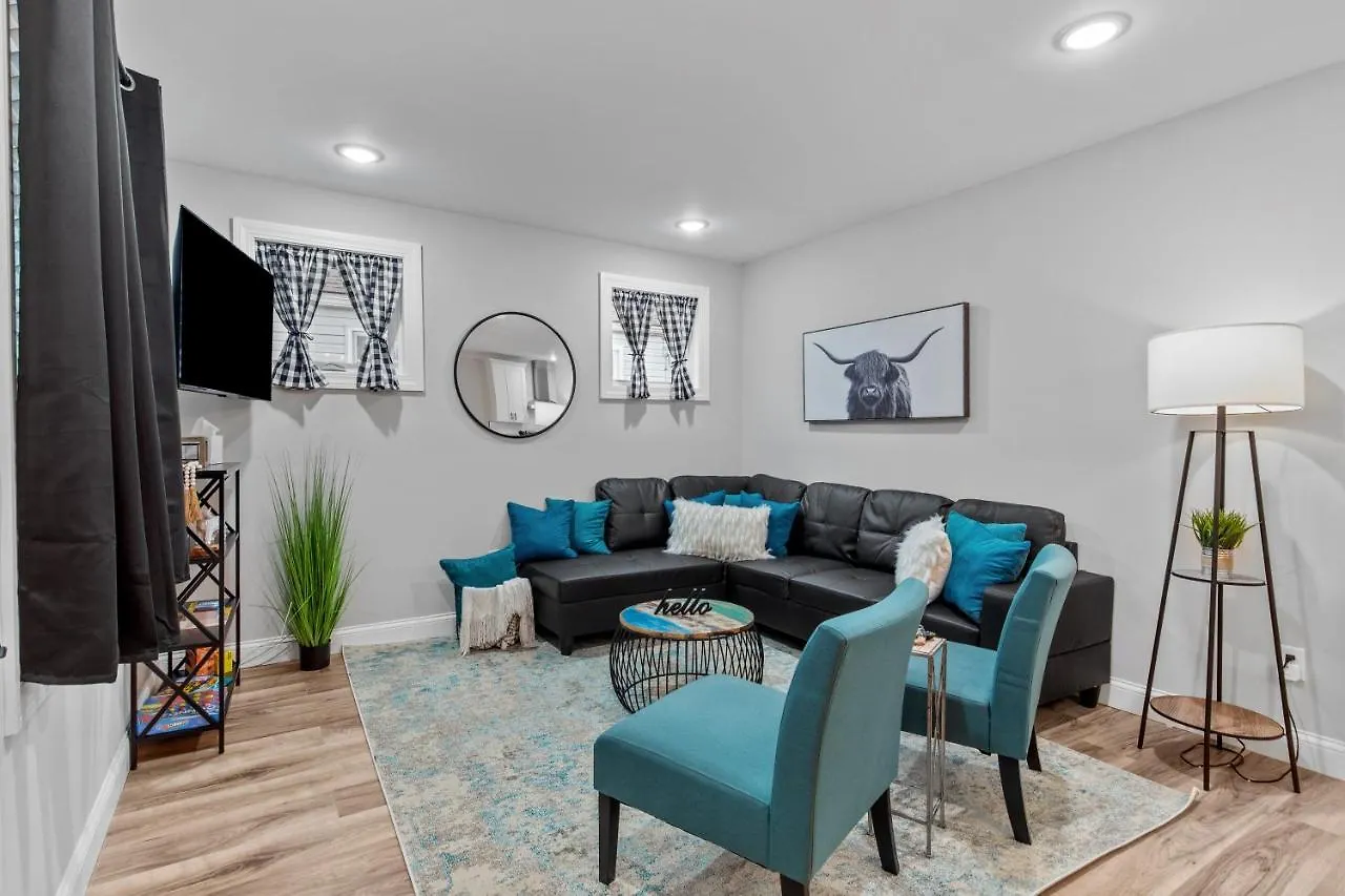 Holiday home Blue Door Bungalow | Jz Vacation Rentals Saint Louis United States