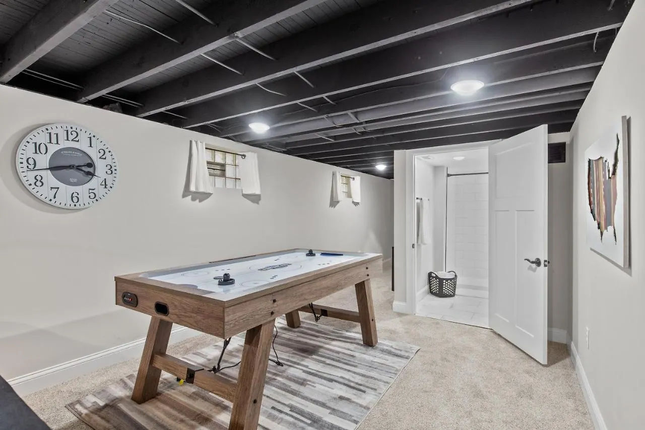 Blue Door Bungalow | Jz Vacation Rentals Saint Louis Holiday home